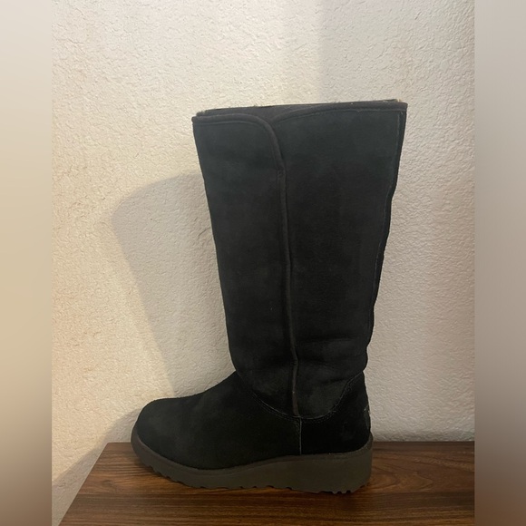 Ugg tall boot with platforms. Size US 5 - Picture 8 of 8